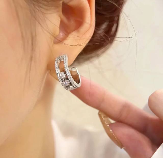 V gold Messika full diamond smart earrings, the most classic Move series, have a