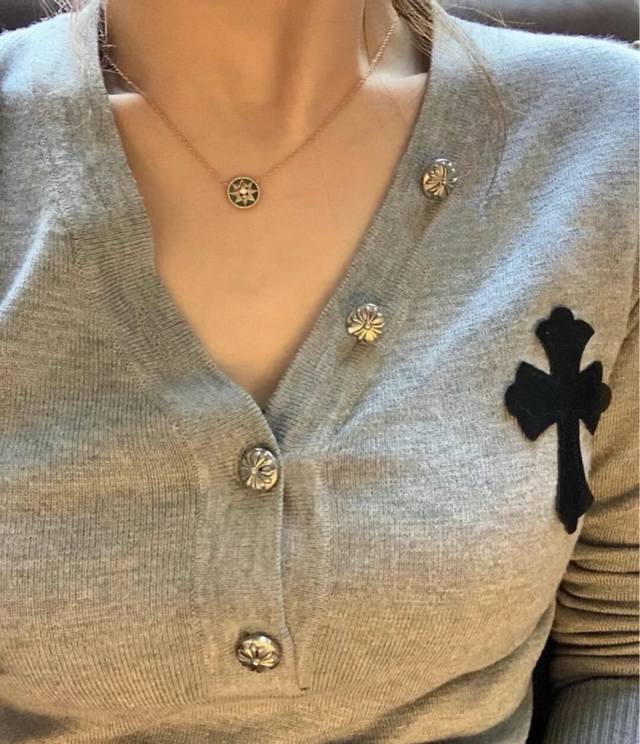 V Gold Dior High-End Black Mother-of-Pearl Compass Necklace. Victoire De Castell