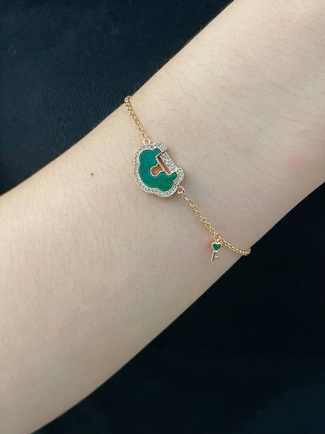 V Gold Kirin Large Ruyi Lock Bracelet in Peacock Green. This stylish and traditi