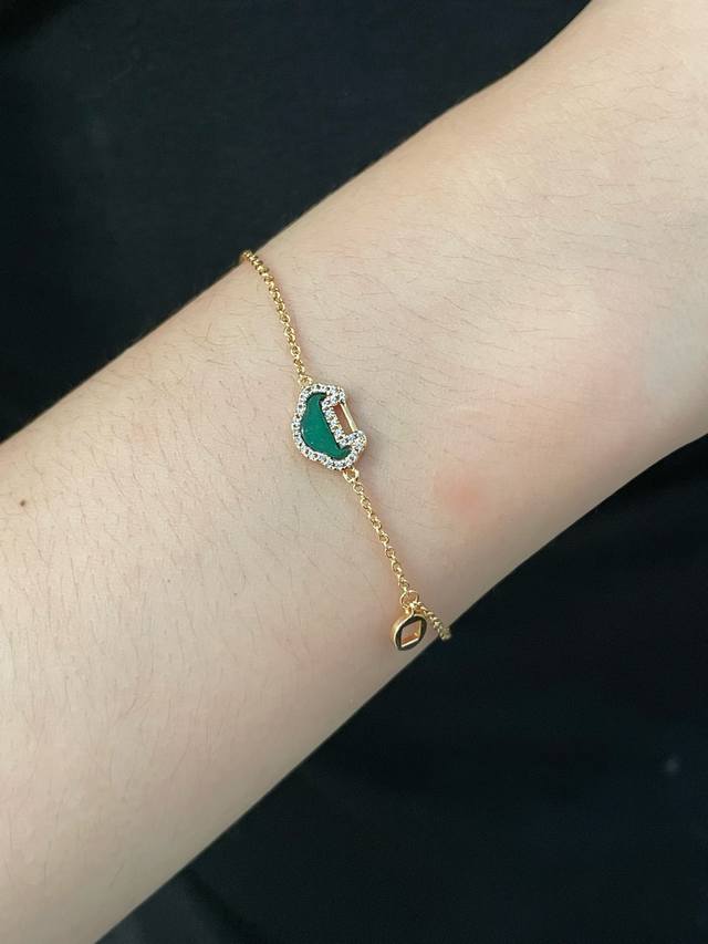 V Gold Kirin Mini Copper Coin Ruyi Bracelet in Peacock Green. This stylish and t