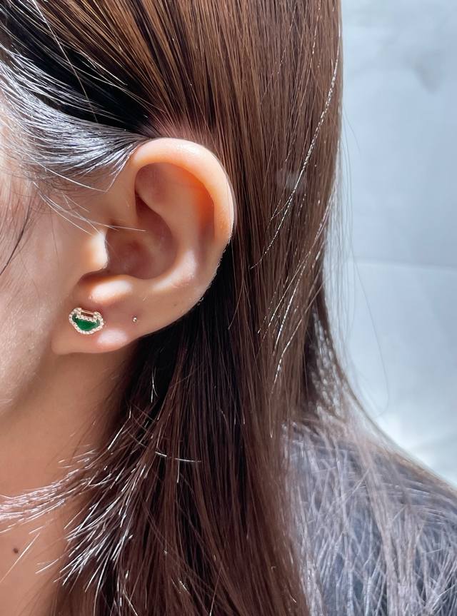 V Gold Kirin Mini Ruyi Earrings in Peacock Green. A stylish and traditional comb