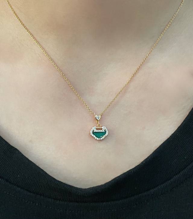 V Gold Kirin Heart-Shaped Ruyi Necklace in Peacock Green. This stylish and tradi