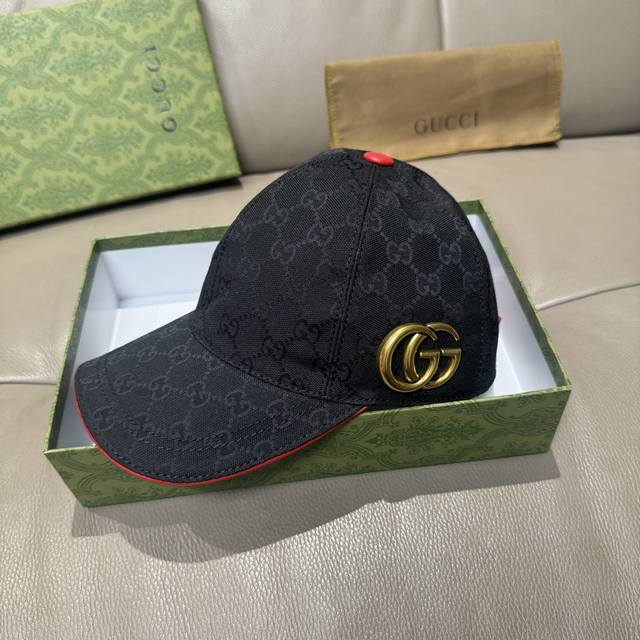 comes with a packaging bag. This is a new Gucci baseball cap with a metal doubl
