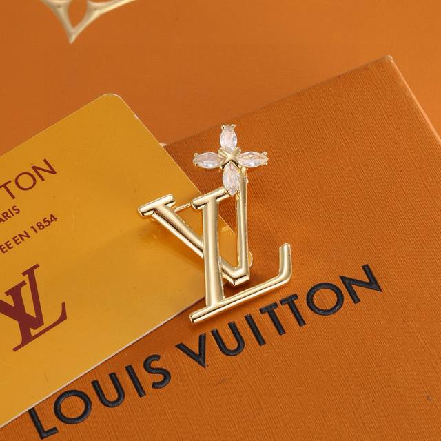 This exquisitely crafted Louis Vuitton brooch, crafted with exquisite craftsman