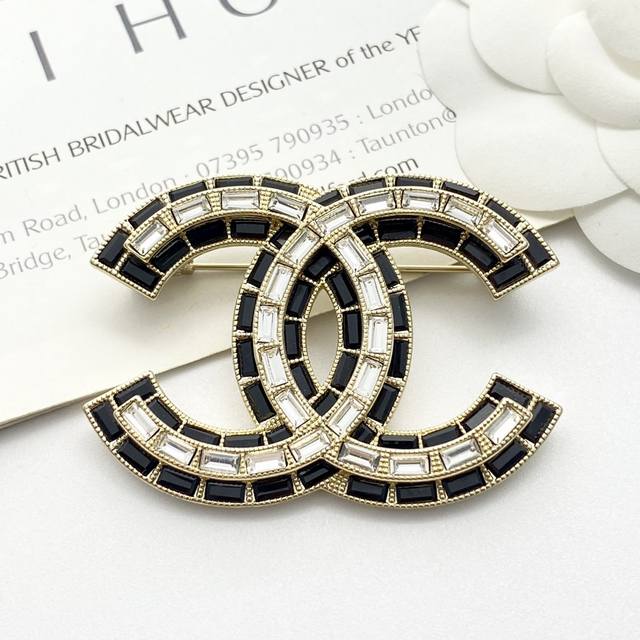 Chanel's hot-selling brooch is back! Zp Chan 24 Black and White Square Diamond D