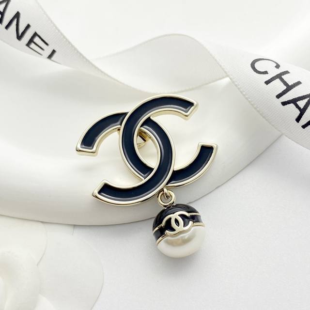 Chanel's hot-selling brooch is back! This Chanel 24 black and gold enamel doubl
