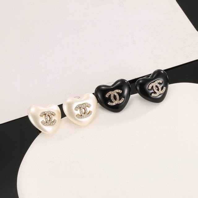 Chanel heart-shaped earrings flatter your face. Surrounded by a gold metal rim,