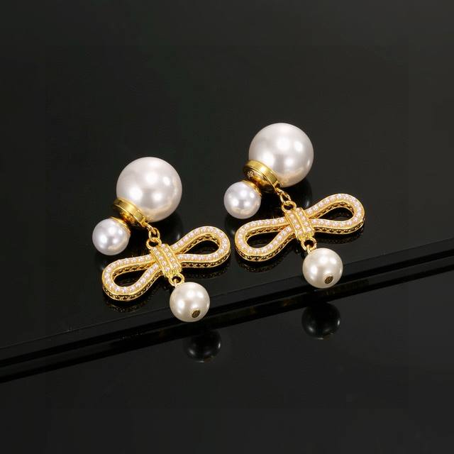 Dior's hot-selling new bow pearl earrings. These retro earrings are not ordinary