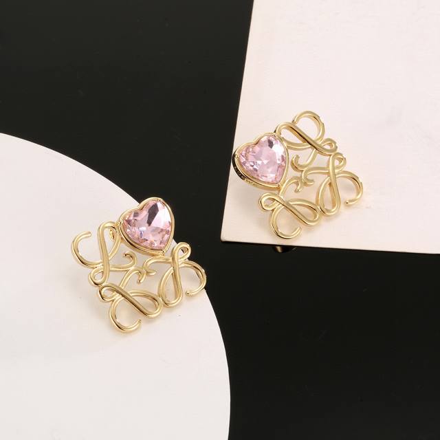 The design of the popular gold Loewe is really amazing and very artistic! Its lo