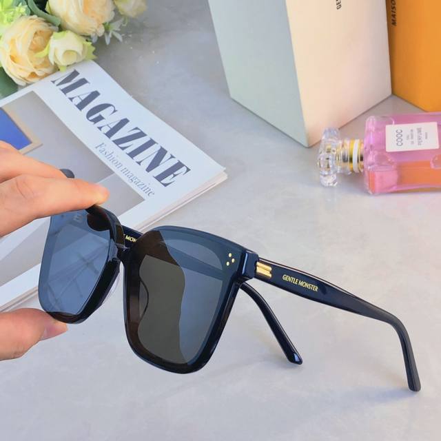 Classic sunglasses are fashionable and versatile for driving, sun protection, e