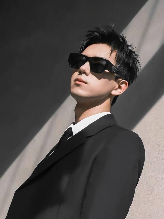 prad*2025 new European and American light luxury trend square frame fashion sung