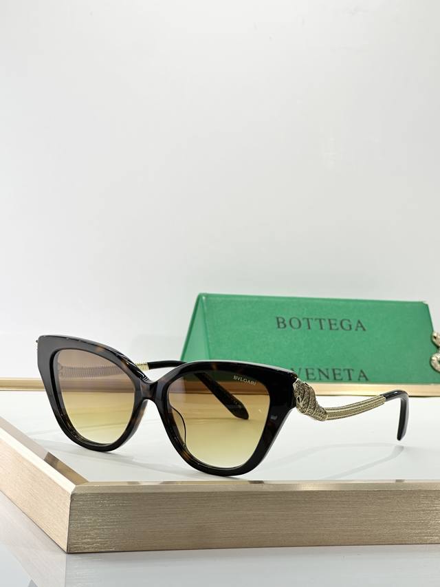 Bottega Venet* Model: Bv 50005 Size: 52 ports 16-140