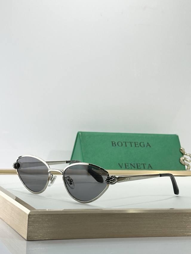Bottega Venet* Model : Bv 50086 Size: 55 ports 19-140 M