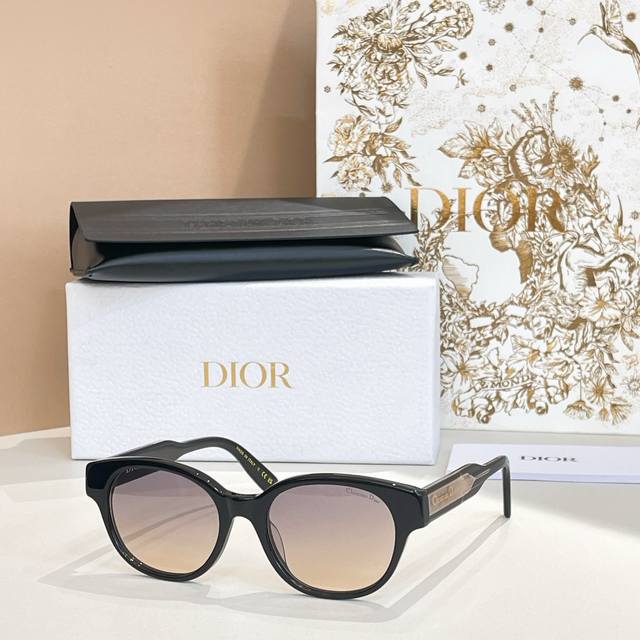 Dio*Model: Christian Dior Label R1Fsize: 53 ports 19-145