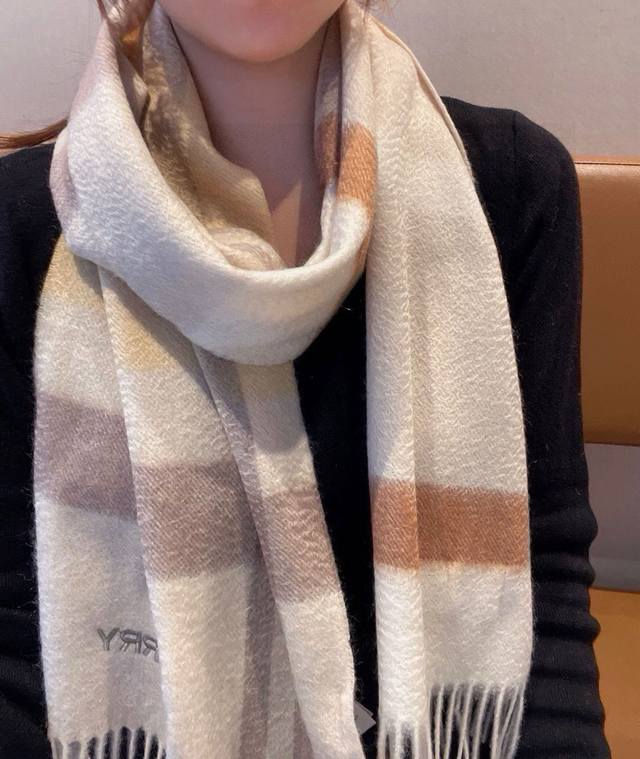 Burberry's new heavyweight ripple cashmere scarf is a beautiful couple's style.