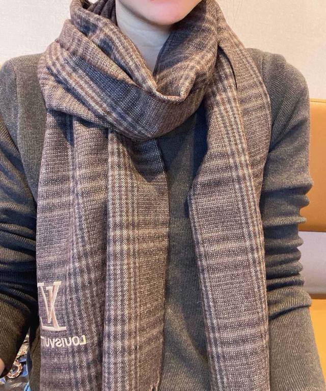 This Louis Vuitton men's scarf is elegant and simple, with a super handsome colo