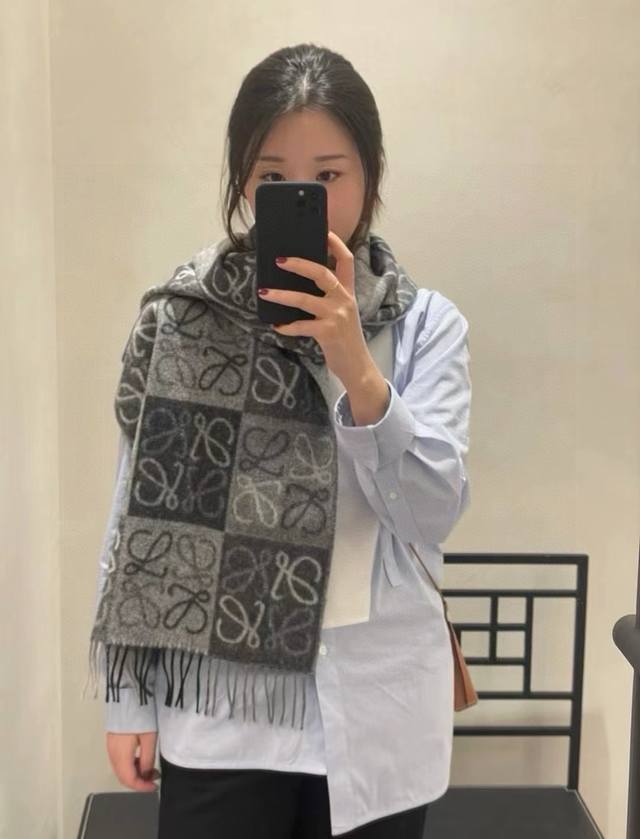 High-end Loewe two-tone checkerboard long scarf. I was lucky enough to get this