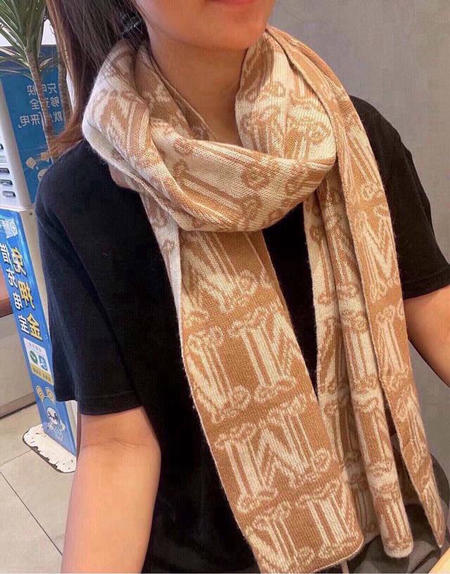 Maxmara classic knitted cashmere scarf. A solid item. Quickly arranged. One batc