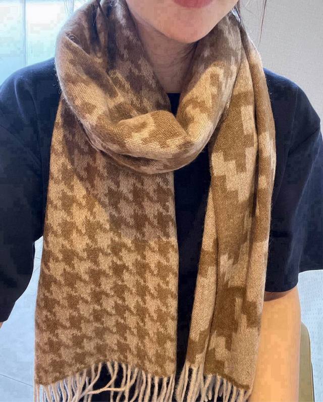 Loewe's ultimate couples' scarf! Limited edition, a must-buy! No need to shop o