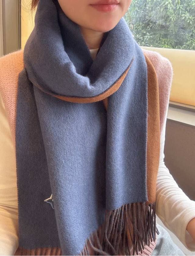Lv Dalu's new double-sided scarf, an exclusive first. Made from sheep wool, it f