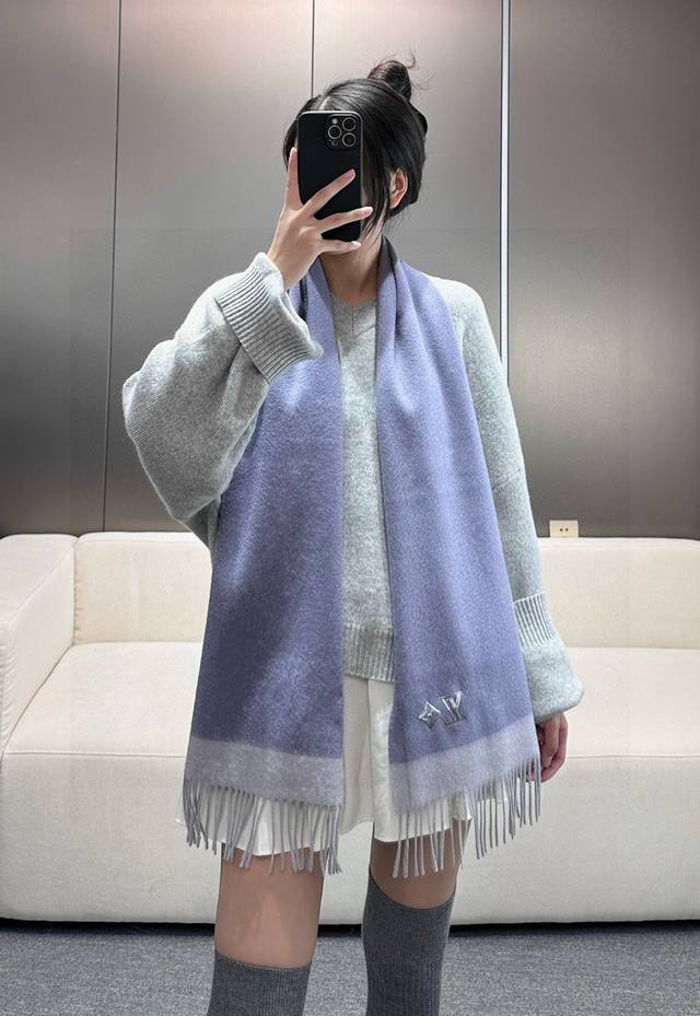 I'm praising this for myself! This is a rare high-end women's scarf for my fami