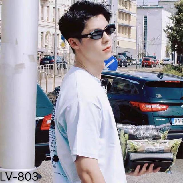 Louis Vuitto* new cat-eye small-frame polarized sunglasses, fashionable and tren