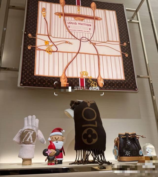 New arrival! Available at the Lv counter, this double-sided, identically colore