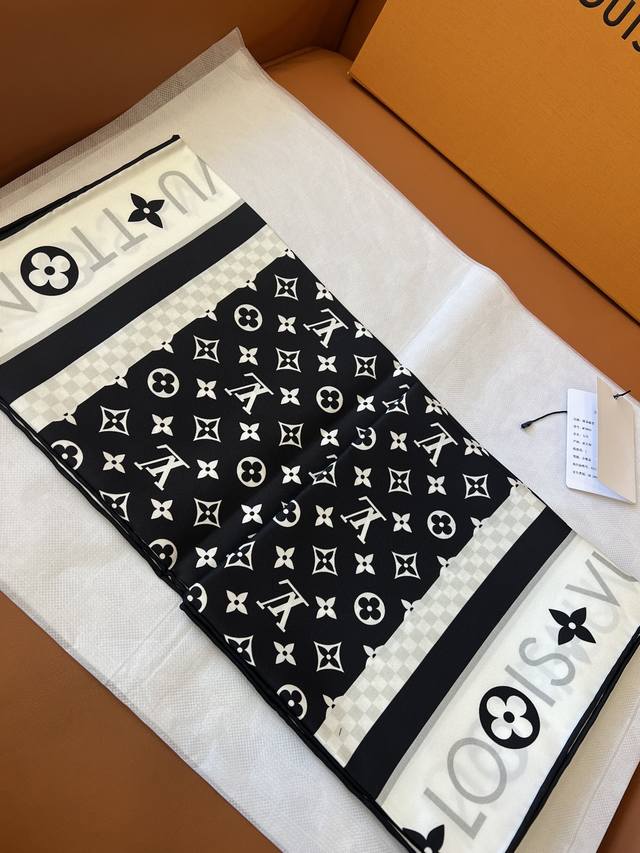 Exquisitely beautiful exclusive LV silk scarf, the most beautiful silk scarf of
