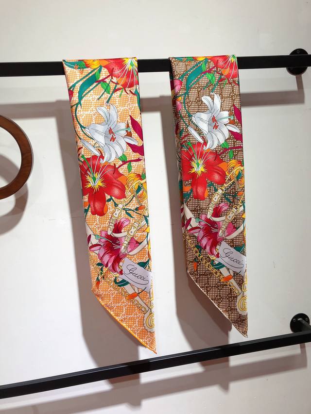 Original Gucci Flora 90cm square scarf from the early spring collection. The Flo