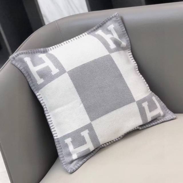 Pure original quality with a sealed pillow core. Avalon pillow from Da H, 4000 i