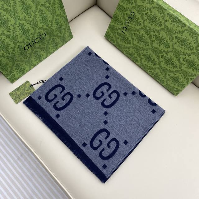 Perfectly matching the pattern and color, this latest Gu*Ci Zg synced pattern i