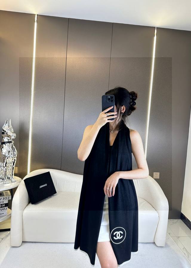 Chanel Thin Velvet Long Scarf, a must-have for both Wu Xin and Guli Nazha. Like