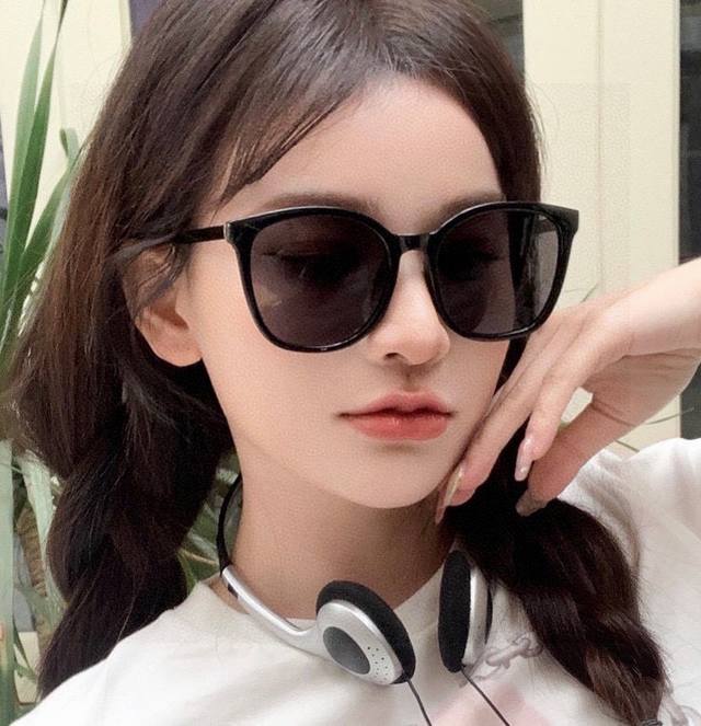 Gucci's new one-piece driving glasses are a must-have for every trip. Celebrity-