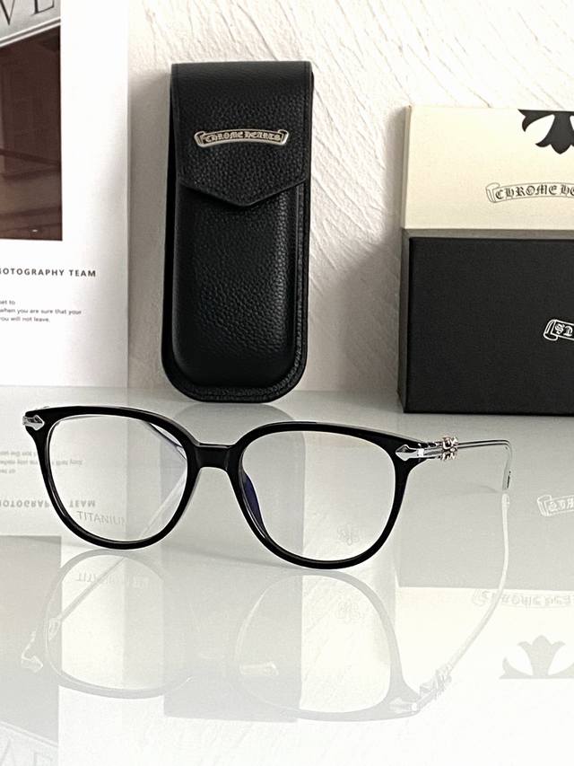 Chrome Heart thin plate and titanium metal make the frame lighter, more flexibl