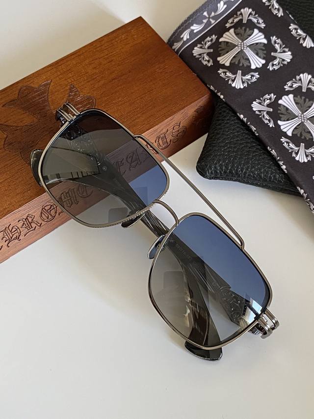 Gunmetal color Chrome Heart sunglasses, the world-destroying version, a hard-co