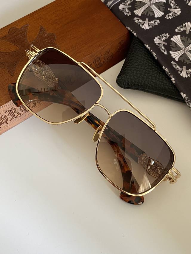 Golden Chrome Heart sunglasses, the world-destroying version, a hard-core produc