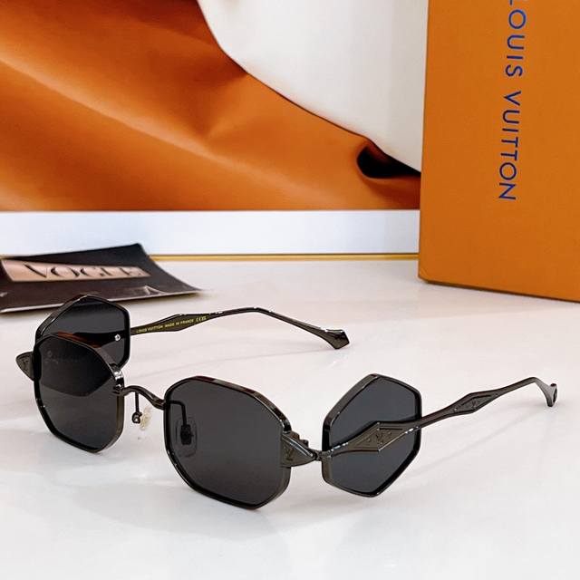 Louis Vuitto* Mod: ZU Size: 50 ports 24-145