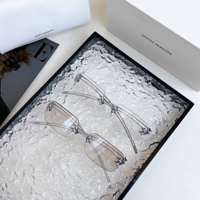 Gentle Monster* Bold Series Sunglasses. 100% titanium frame. Mod: Tetar Titanium