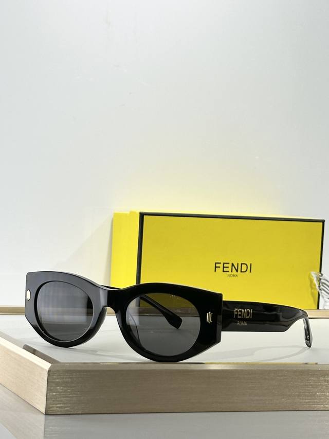 Fendi Model: Fe40125I Size: 50 ports 23-145