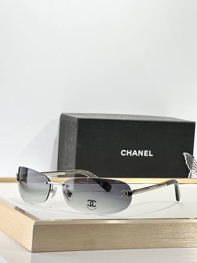 Chanel Model: A71560 Size: 68 ports 16-145