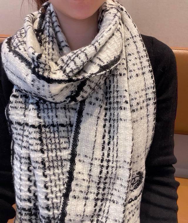 Zhenxiang series Chanel classic black and white Chanel style pattern scarf, fash