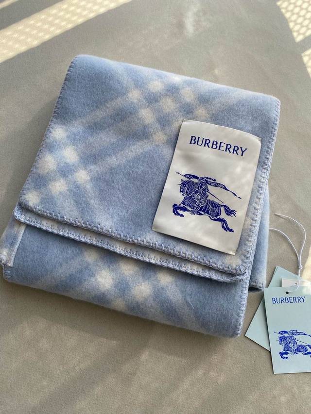 New plaid hooded scarf in sky blue! Size: 195X30cm 100% cashmere Classic plaid