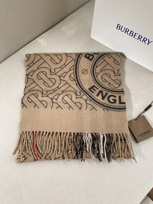 Burberr. Classic double-sided checkered monogram scarf crafted from fine Scottis