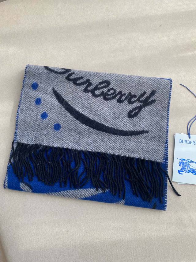 The Burberry horse head mirrored scarf is a classic of the brand, combining Burb