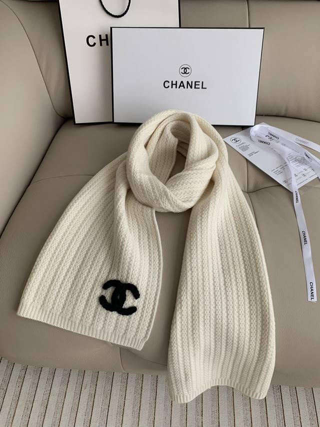 Chanel 24A Chanel scarf is also uniqueThis white pineapple pattern Chanel scarf