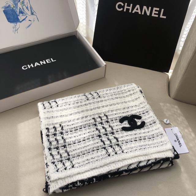 A true Hepburn style paired with the classic logo, featuring white and black wo