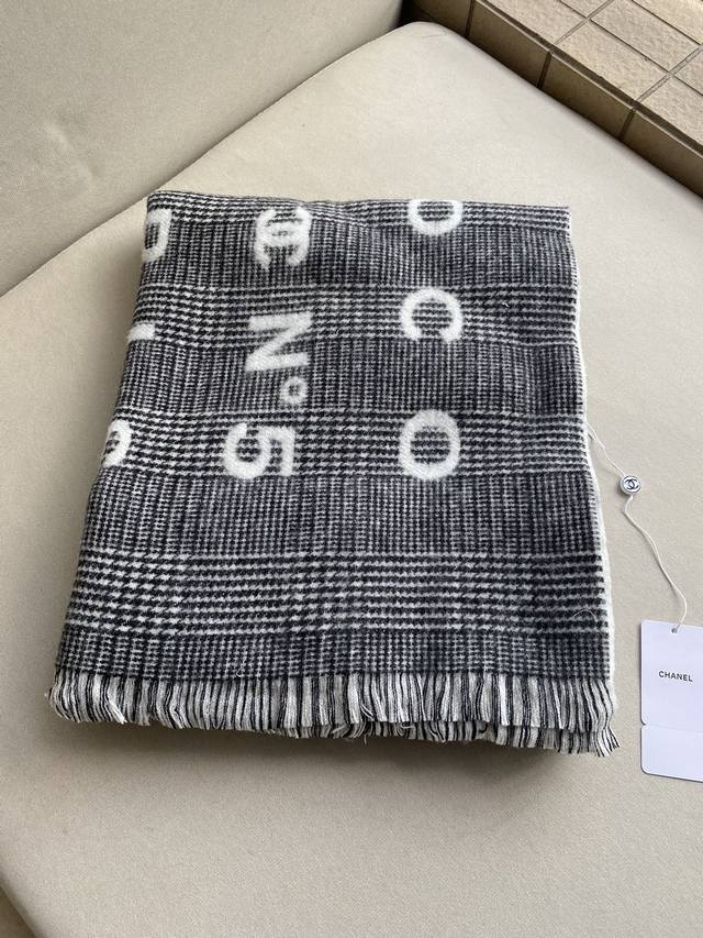 Logo plaid scarfSize: 190X60Cm 56% cashmere 34% wool 10% silkHurry or miss out