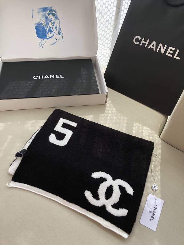 49.7% cashmere, 46.6% wool, 13.7% silk (excluding trims). Classic color combina