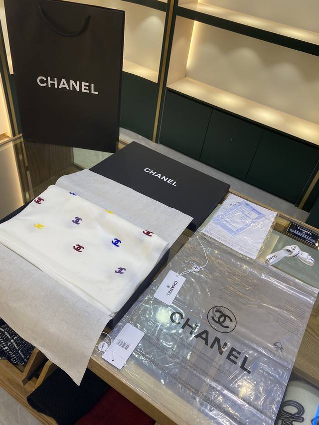 Colorful cashmere scarf with small logo The whole scarf is made of fine cashmer