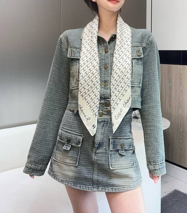 Chanel~~Childlike letters~~Spring new 90*90 twill silk two-color